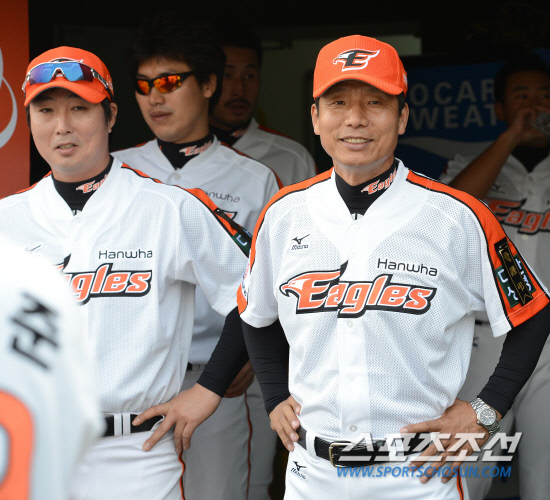 
	12�� �������忡�� 2012 ���ξ߱� �Ե��� ��ȭ�� ��Ⱑ ���ȴ�. ���� Ÿ����ġ�� ������ ���� ��ġ�� ������ ���̿��� ���� ǥ������ ���ִ�.

����=����� ���� cjg@sportschosun.com/2012.05.12/


