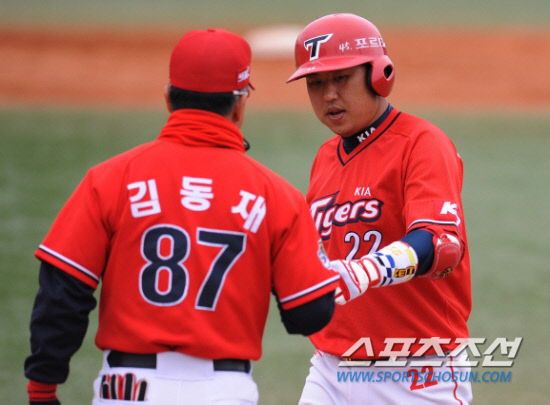 
	��KIA �赿�� �� ������ġ�� �ǰ��ߴ� �޸���̴�. �� ��ġ�� ��������� �������� 2���� ���� ���� 2010�� 4�� 11�� �뱸 �Ｚ������ ����Ÿ�� ģ ����ư�  �������̺긦 ������ �ִ�. 

�뱸= ���� ���� kyungmin@sportschosun.com 


