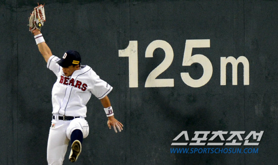 
	�λ� �߰߼� �������� �޹��� Ÿ�ڻ����� ���� 30��, 2���� ��������. �������� ���� ��� KIA������ �ڽ��� ģ Ÿ���� ���� ������ �¾� ���ƴ�. ������ 29�� ��⿡�� 8ȸ ���� 1�� �� KIA ������ Ȩ���� Ÿ���� �߾� �潺 �ٷ� �ձ��� �Ѿư� ��Ƴ��� ������. ���=������ ���� rainmaker@sportschosun.com


