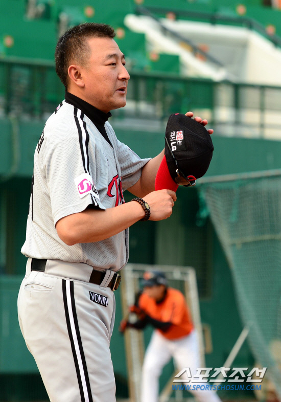 
	LG ����� ������ 30�� �������弭 �������� �Ʒ� ����� ���Ѻ��ٰ� ���ڸ� ���ľ��� �ִ�. �λ�=������ ���� songs@sportschosum.com


