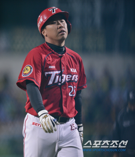 
	17�� ���� �뱸 �ùα��忡�� 2012 ���ξ߱� KIA�� �Ｚ�� ��Ⱑ ���ȴ�. KIA �̹�ȣ�� 7ȸ�� ���ͼ� �ö��̷� Ÿ���� �������� �ִ�.

�뱸=���� ���� kyungmin@sportschosun.com / 2012.5.17.


