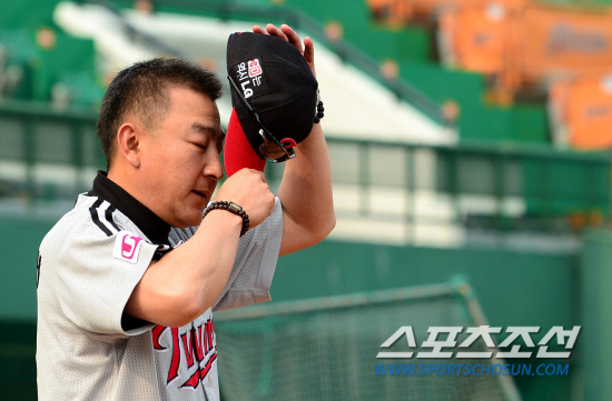 
	LG ����� ������ �������� �Ʒ��� ���Ѻ��ٰ� ���ڸ� ���� ���� �ִ�. �λ�=������ ���� songs@sportschosum.com


