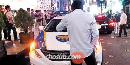 
	������ ���θ����� 26�� ���� 3���� ���� ������� �α� ���ﰡ���� �� �밴�� �������� ���Ƽ���. �� ������ ���� ���ôٰ� ������ �Ҿ���ȴٸ� �Ű��� �� �� �⵿�� �������� ���������Ρ����� ã�Ƴ��󡱸� �Ҹ��� �����鼭 10���а� ������ �ηȴ�. /������ ���� magnum91@chosun.com
