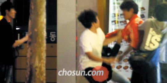 
	������ �ָ����� 26�� ���� 3���� ���� ������ ȫ���Ա��� �α��� �Ÿ����� ���� ���� �������� ���� �ھ��� �ָ��� �ֵθ��� �ִ�. �̵��� 10���а� ��Ÿ����� ������ ������ �ο��� ���̴� ���� �ֺ��� ������ �밴���� �����鼭 �̵��� ����� �����ߴ�. /ä�¿� ���� rainman@chosun.com
