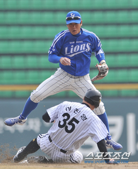 
	���ξ߱� LG�� �Ｚ�� �ù���Ⱑ 18�� ���� ��Ǿ߱��忡�� ��������.  1ȸ�� 1�� 1�� �������� ���߶����� 1������ �������� 2�翡�� �ƿ��ǰ� �ִ�. 2��� ������.  ���=���ؿ� ���� noodle@sportschosun.com


