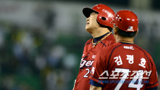 
	KIA �������� 30�� �λ���� ��⿡�� 9ȸ ���� �潺�� ������ ��Ÿ�� ���� �� 1�翡�� Ȩ���� ���� ���� �Ϳ� ���� �ƽ��� ǥ���� ���� �ִ�. ���=������ ���� rainmaker@sportschosun.com


