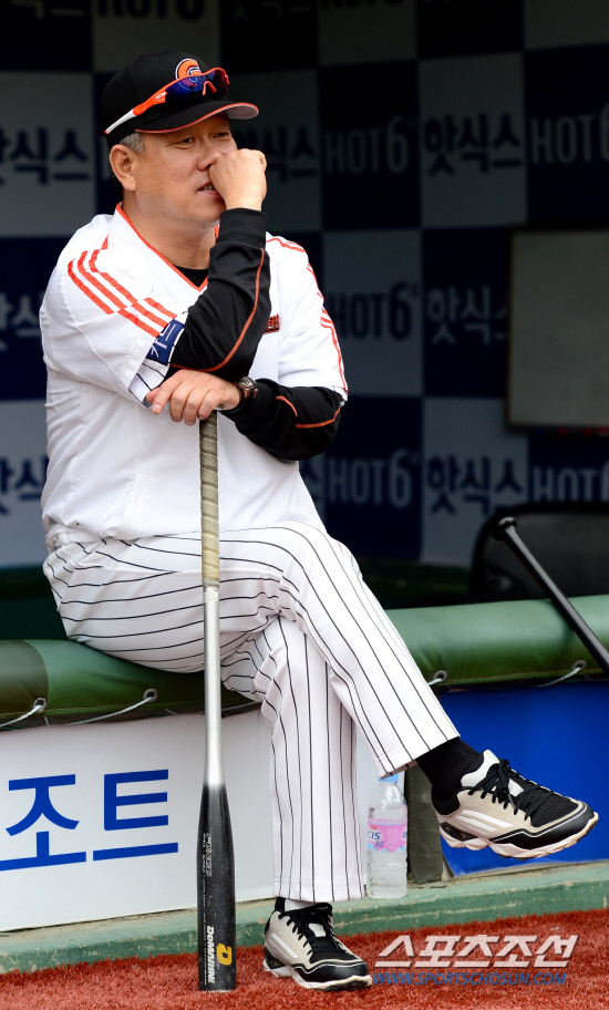 
	30�� �λ� �����߱��忡�� ���� ���ξ߱� �Ե��� LG�� ��⿡�� ��� �� �Ե� ���ȣ ������ �������� �Ʒ��� ���Ѻ��� �ִ�. �λ�=������ ���� songs@sportschosum.com


