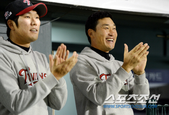 
	LG�� �ý��� ������-���߱��̶�� ������ �ʽ����� ��������, �� �ܿ� �ٸ� ������������ ��뿡 ��ġ�� ���ϴ� �������� ���� �ִ�.

������ ���� rainmaker@sportschosun.com/2012.05.02/


