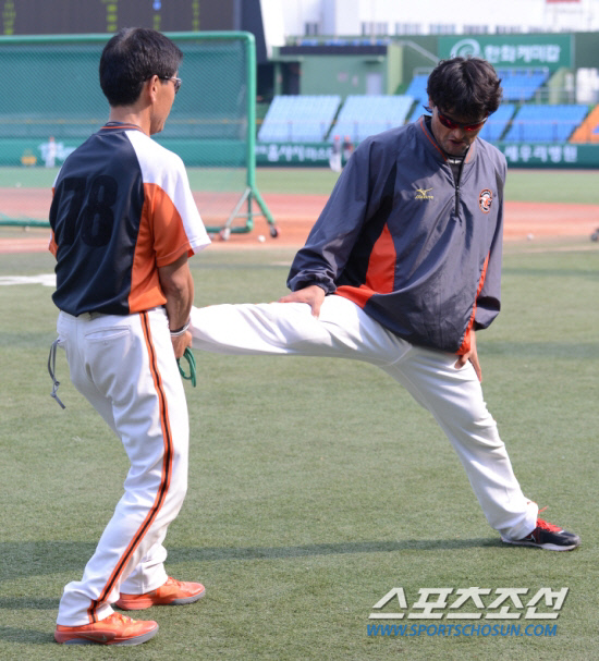 
	�ܽ�Ʈ�� �Ǽ�ȯ�� ������ ����ȣ(������)�� ����� ��Ʈ��Ī ������ ö���� ����ϴ� ������ �������� ö���ϴ�. ���� 18�� SK���� ������⿡ �ռ� �ϳ����� Ʈ���̴� ��ġ�� ���� Ǯ�� �ִ� ���. ���� ���� kyungmin@sportschosun.com / 2012.5.18


