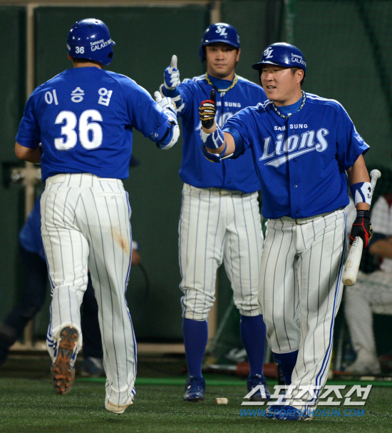 
	�ؼ��� �Ｚ�� �ָ� 3���� ù��° ��Ⱑ 18�� �񵿱��忡�� ���ȴ�. 8ȸ�� �Ｚ �̽¿��� ���߿� �ַ�Ȩ���� ġ�� ����Ÿ�� ������, ä���ΰ� ����� ������ �ִ�.

��=���� ���� wook@sportschosun.com/2012.05.18/ 


