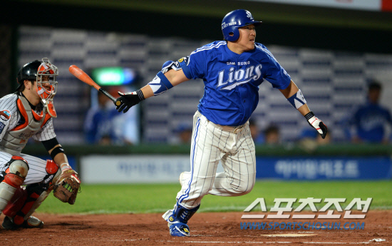 
	�Ե��� �Ｚ�� ���� 3���� ù��° ��Ⱑ 8�� �λ� �������忡�� ���ȴ�. 7ȸ�� ���� ����Ÿ�� �Ｚ �����찡 ������Ÿ�� ġ�� �ִ�. 

�λ�=���� ���� wook@sportschosun.com/2012.05.08/


