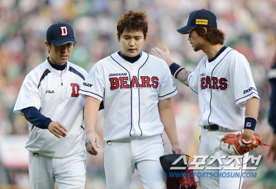 
	  ���°� ���и� �ݺ��ϸ� �ѷ��ڽ��͸� Ÿ�� �ִ� �λ�� 6���� �� ���и� ���ϸ� ���� ���⿡ ���� �ִ� KIA�� 31�� ��� �߱��忡�� ������. �λ� ���߷� ���� �������� 2ȸ KIA �輱���� ���� Ÿ���� �������� �¾� ��ü �ǰ� �ִ�. �λ��� �������� ����带 �̾� �޾Ҵ�.

���=������ ���� rainmaker@sportschosun.com/2012.05.31/


