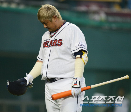 
	�λ� ���ؼ��� 31�� ��Ǳ��忡�� ���� KIA���� ��⿡�� 1-2�� ������ 3ȸ�� 1�� 1,2�� ��  ���� �Ŀ� Ȩ���� ġ�� �ƽ��� �ϰ� �ִ�. �������� �� Ÿ���� ���� �ǵ��� ���� �����ߴ�. 

���=������ ���� rainmaker@sportschosun.com/2012.05.31/


