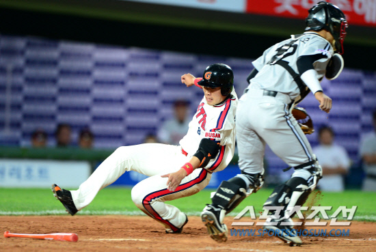 
	�Ե� ���ؿ찡 30�� LG�� 4ȸ 1�� 1,3�翡�� Ȳ����� �������Ʈ �� 3�翡�� ������ �����ߴ�. �λ�=������ ���� songs@sportschosum.com


