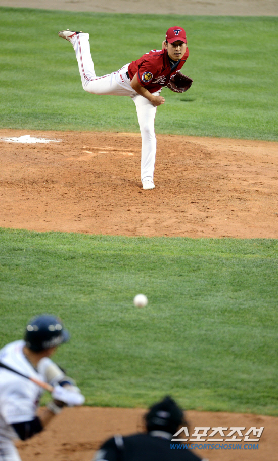 
	    Ȩ��� 8������ �λ�� 6������ ��¼��� Ÿ�� �ִ� KIA�� 29�� ��� �߱��忡�� ������. KIA ���� �������� 3ȸ �λ� �赿�ָ� ���� ���� �Ѹ��� �ִ�. �������� 5�̴� 4������ ������ ������ ��������.

���=������ ���� rainmaker@sportschosun.com/2012/05.29/


