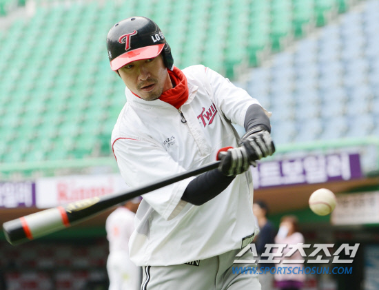 
	16�� ��õ���忡�� ������ 2012 ���ξ߱� LG�� SK�� ��⸦ �յΰ� LG �������� Ÿ�� �Ʒ��� �ϰ� �ִ�. ��õ=����� ���� cjg@sportschosun.com/2012.05.16/


