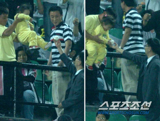 
	�������忡�� �� � ������ ���� �Ŀﺼ�� ���̿��� ������ �ְ� �ִ�. ������ ���� songs@sportschosun.com


