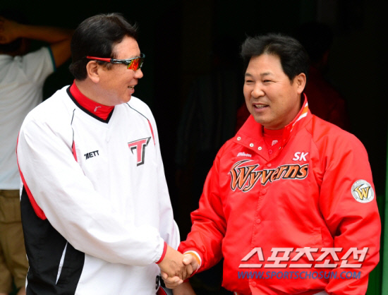 
	��� ������. ������ �δ��� �����µ� 1�� SK�� 7�� KIA�� 2.5������ �Ÿ��� �ִ�. KIA ������ ����(����)�� SK �̸��� ������ ������ �߱��忡�� ���� �λ縦 �ϰ� �ִ�.

����=������ ���� songs@sportschosum.com


