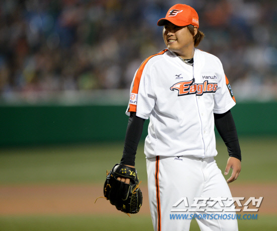 
	��ȭ�� �Ｚ�� ���� 3���� �������� ��Ⱑ 31�� �������忡�� ���ȴ�. 5ȸ�� 1�� 2,3�� �Ｚ ������  1�� ������ ������ ����� ��ȭ �������� �ƽ��� ǥ���� ���� �ִ�.

����=���� ���� wook@sportschosun.com/2012.05.31/


