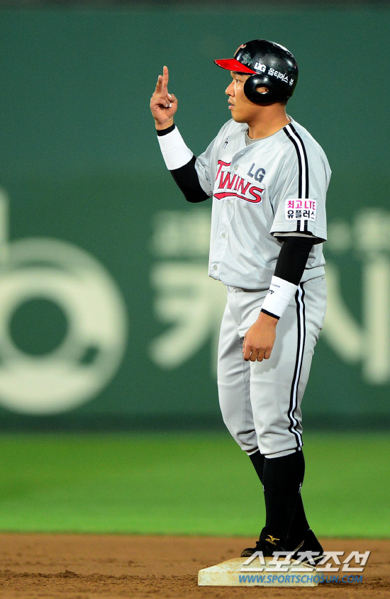 
	�Ե��� LG�� 5��31�� �λ� �������忡�� ���� 3���� ������ ��⸦ ������. LG ���伷�� 9ȸ 2�� ���翡�� 2Ÿ�� 2��Ÿ�� �ƴ�. 2�翡�� ���� ���̰� �ִ� ���伷.

�λ�=������ ���� songs@sportschosum.com/2012.5.31


