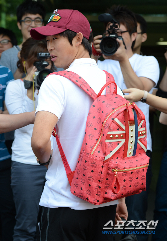 
	ȫ���� ������ �̲��� �ø��� �౸��ǥ���� 1�� ���� Ʈ���̴� ���Ϳ� �𿴴�. ��������(����)�� �������� ���ͺ� ���� � �� ���濡 �ü��� ���� '���ο��� ���� ���� ��'�̶�� ���� �ѹ��� ������ �ִ�. ���濡 �����ø����� ������ ������ ���Ⱑ ��ĵǾ� �ִ�. ���������� ���� �ø����� ���� ������ �巯���� �ִ�.

�̳� ���� �������� ���� 7�� ������ �ø��ƿ��� ģ�� ��⿡ ����� �Ʒ��� �����Ѵ�. ����=����� ���� cjg@sportschosun.com/2012.06.01/


