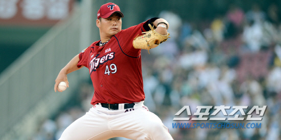 
	   ���°� ���и� �ݺ��ϸ� �ѷ��ڽ��͸� Ÿ�� �ִ� �λ�� 6���� �� ���и� ���ϸ� ���� ���⿡ ���� �ִ� KIA�� 31�� ��� �߱��忡�� ������. KIA �����찡 ���� ���� �λ� Ÿ���� ���� ������ �ϰ� �ִ�. ������� �ý��� 7��⿡ ���� 2�� 3�и� ����ϰ� �ִ�.

���=������ ���� rainmaker@sportschosun.com/2012.05.31/


