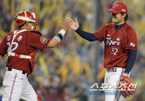 
	        ���°� ���и� �ݺ��ϸ� �ѷ��ڽ��͸� Ÿ�� �ִ� �λ�� 6���� �� ���и� ���ϸ� ���� ���⿡ ���� �ִ� KIA�� 31�� ��� �߱��忡�� ������. KIA  �ѱ��ְ� 9ȸ ����忡 �ö� �� �¸��� ���� �� �� ���� ����ư� �������̺긦 �ϰ� �ִ�.

���=������ ���� rainmaker@sportschosun.com/2012.05.31/


