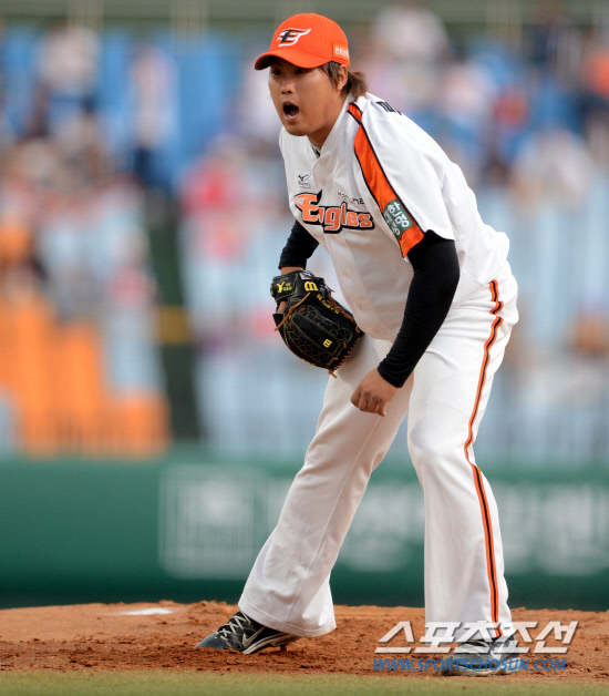 
	��ȭ�� �Ｚ�� ���� 3���� �������� ��Ⱑ 31�� �������忡�� ���ȴ�. ��ȭ �������� 1ȸ�� �Ｚ �ڼ��ο� ���� ������ ���� ������� �ƽ��� ǥ���� ���� �ִ�.

����=���� ���� wook@sportschosun.com/2012.05.31/


