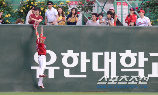 
	SK 3��Ÿ�� �� ���� 1�� ��õ ���б��忡�� ���� KIA���� Ȩ��⿡�� 1ȸ 2�� �� ŭ���� Ÿ���� ���� ó������ Ȩ�� ������ �޾����� �� ���� �ǵ��� ���� 2��Ÿ�� �����ƴ�. ������ �� ���� Ÿ���� ��� ���� �潺 �տ��� �����ϸ� �۷��긦 ���� KIA ���ͼ� �����. ��õ=���� ���� kyungmin@sportschosun.com 


