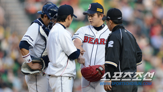 
	�λ� �������� ���� 31�� ��� KIA���� 2ȸ �輱���� Ÿ���� �Ȳ�ġ�� �°� Ʈ���̳��� ������ �ް� �ִ�. �ᱹ �������� ��Ʊ���� 1�� 1������ ���ҵƴ�. ���=������ ���� rainmaker@sportschosun.com


