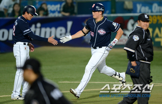 
	�Ｚ�� �λ��� �ָ� 3���� ù��° ��Ⱑ 1�� �뱸���忡�� ���ȴ�. 4ȸ�� �λ� �̼����� �Ｚ ����ȯ�� ������ �޾��� ���������� �Ѿ�� �ַ�Ȩ���� ���ȴ�. Ȩ���� ������ ���̽��� ���� �̼����� ���ȣ 3�� ��ġ�� ����� ������ �ִ�. �̼����� 2ȸ���� �ַ�Ȩ���� ����ߴ�.

�뱸=���� ���� wook@sportschosun.com/2012.06.01/


