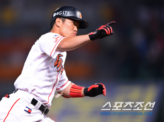 
	1�� ���� ��õ ���б��忡�� 2012 ���ξ߱� KIA�� SK�� ��Ⱑ ���ȴ�. 6ȸ�� SK ���ٿ찡 �¿� �ַ�Ȩ���� ģ �� ȯȣ�ϸ� 3�縦 ���� �ִ�.

��õ=���� ���� kyungmin@sportschosun.com / 2012.06.01.


