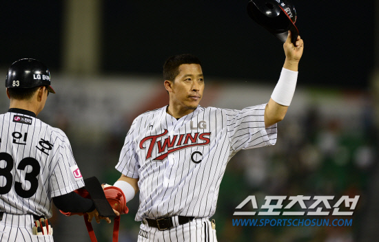 
	LG �̺��԰� 1�� ��� ��ȭ�� 5ȸ�� ���� ��� 2000��Ÿ�� ģ �� ȯȣ�ϴ� �ҵ鿡�� ���ڸ� ���� �λ縦 �ϰ� �ִ�. ���� ��� 2000��Ÿ�� ���� ����° ����̴�.

���=������ ���� rainmaker@sportschosun.com


