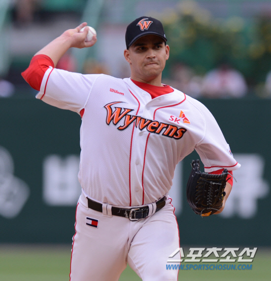 
	1�� ���� ��õ ���б��忡�� 2012 ���ξ߱� KIA�� SK�� ��Ⱑ ���ȴ�. SK �������� �������� KIA Ÿ�ڵ��� ���� �����ϰ� �ִ�.

��õ=���� ���� kyungmin@sportschosun.com / 2012.06.01.


