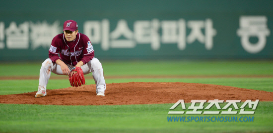 
	�޷Ե��� 6��1�� �λ� �������忡�� �ؼ��� �ָ� 3���� ù ��⸦ ������. ���߷� ������ �ؼ� �躴���� 3ȸ ���� �������� ���縦 ������� �ƽ����ϰ� �ִ�.

�λ�=������ ���� songs@sportschosum.com/2012.6.1


