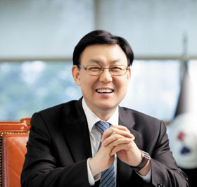 "등록금 내리고 장학금은 확대… 글로벌 인재 키우려 오늘도 뜁니다"