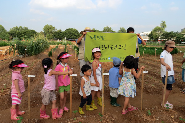 아이들을 위한 농촌체험프로그램이 다양하게 준비되어 있다