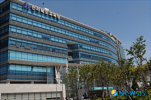 김승환 교육감 "성범죄 관용없다"… 교원간 성범죄는 관대 빈축