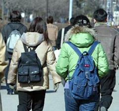 대치동 학원가 초등학생 가방 무게 재어보니…