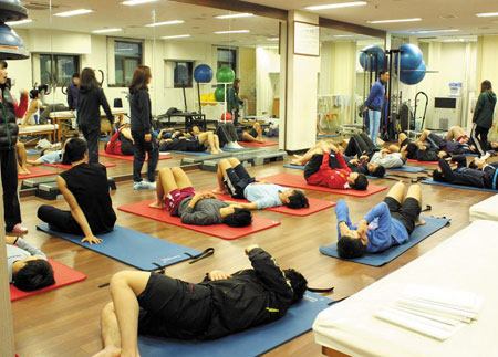 [주목! 이 학과｜ 경희대 스포츠의학과] 과학·의학적으로 스포츠 연구… 해부학 수업도