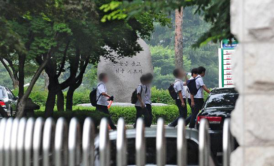 학교 폭력 때문에 타지 전학간 중학생, 석달 만에 인근 학교 전학와 보복폭행