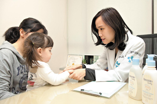 '건조하다' 신호 보내면 보습제 발라주세요