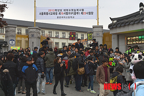 [수능 이모저모] 시험열기 후끈 고사장…교육감후보 얼굴내밀기 눈살