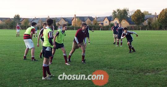 점심시간만 되면… 英학생들, 교복 벗고 럭비·하키·배드민턴