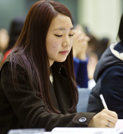 [단독] "짧게 줄인 치마, 언니에게 들켰을 때 죄책감에 눈물… 그때부터 공부했죠"