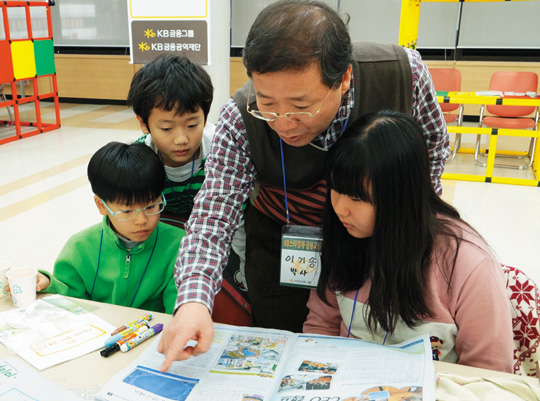 [NIE 신문활용교육] 사진 기사로 저축 이야기 쓰고 물건 팔아보고… "경제와 친해졌어요"