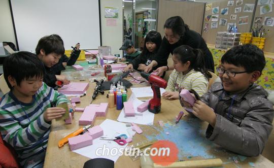 [NIE 신문활용교육] 자르고, 뚫고, 칠하고… "창고가 창의력 양성소로"
