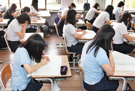 [NIE 신문활용교육] [이슈토론] "진로탐색이 더 중요" vs "학력저하 불러올 뿐"