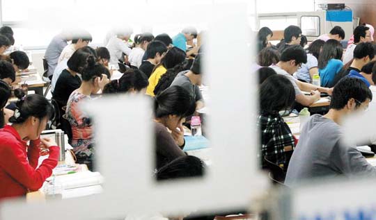 [Why] 재수 포기, 공무원학원 직행… 노량진 '수험생 대이동'