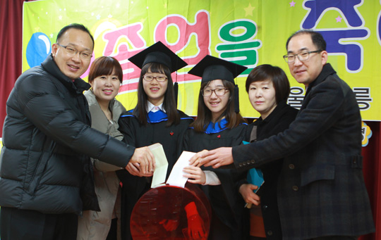 1회용 꽃다발 값으로… 난치병 아이들 돕는 '기부 졸업식'